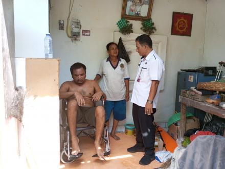 Kunjungan Dinas Sosial Salurkan Bantuan Kursi Roda Warga Disabilitas Banjar Dinas Punduh Lo